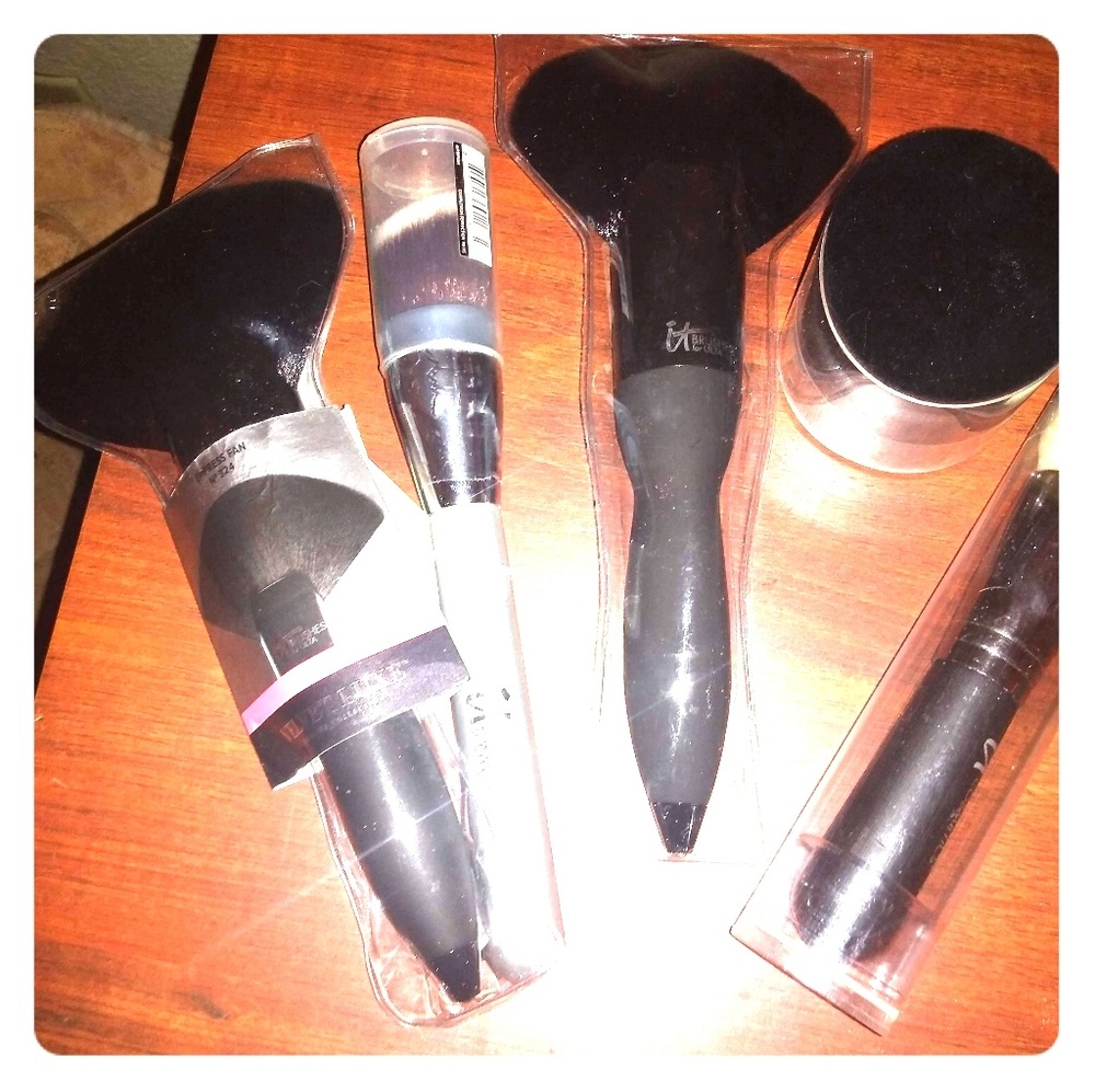 IT MAKE UP BRUSHES